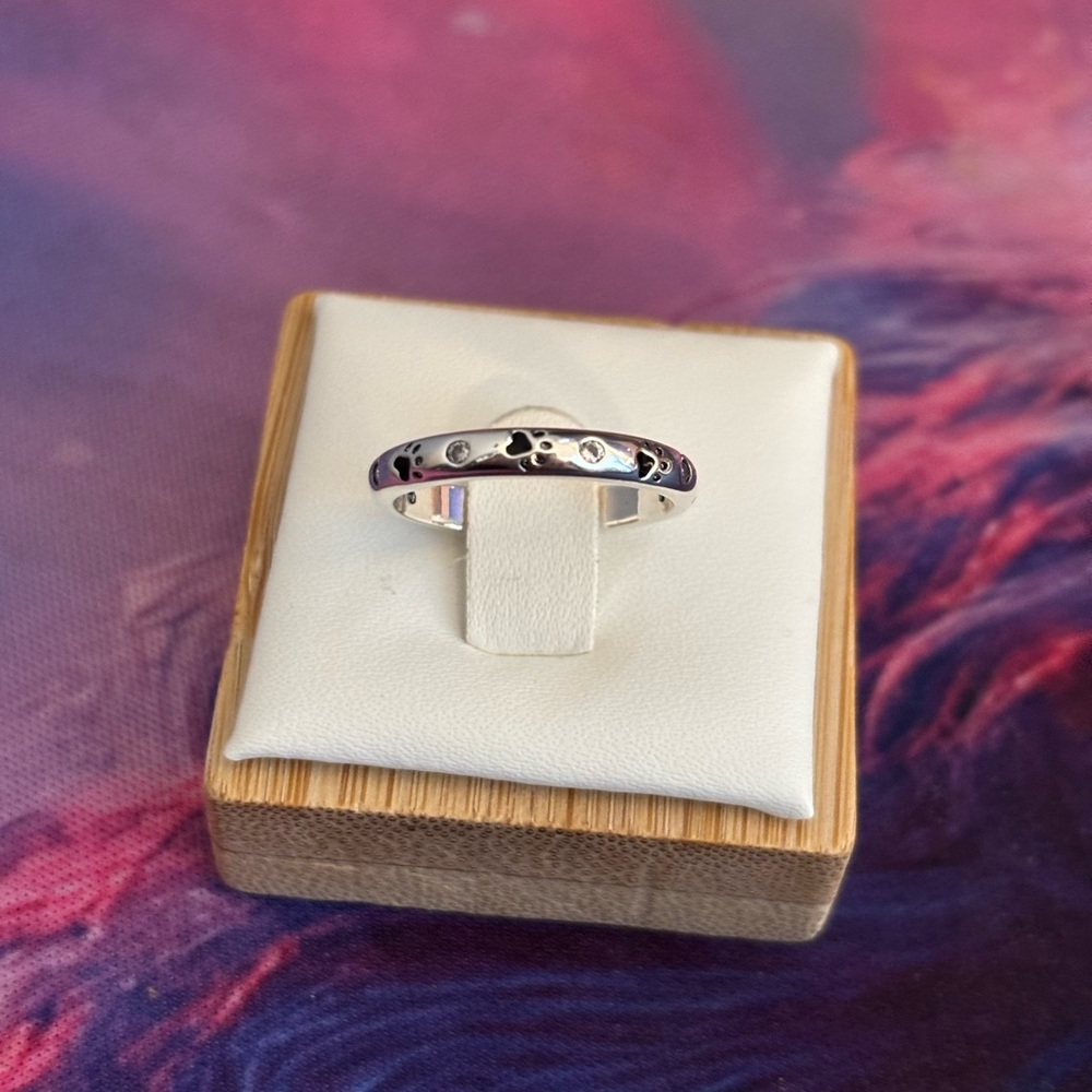 Elegant Silver Women's Ring with paw print Design size 6